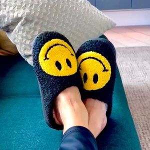 NEW| Women’s Smiley Face Soft Plush Fluffy Comfy Slippers